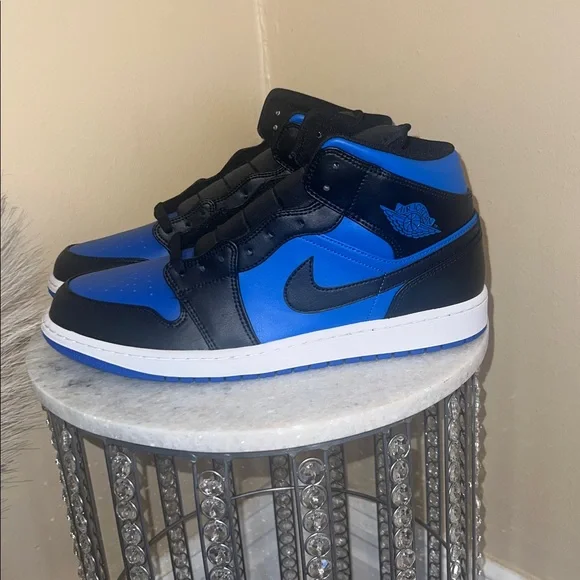 Nike Air Jordan 1 Mid - Picture 2 of 4